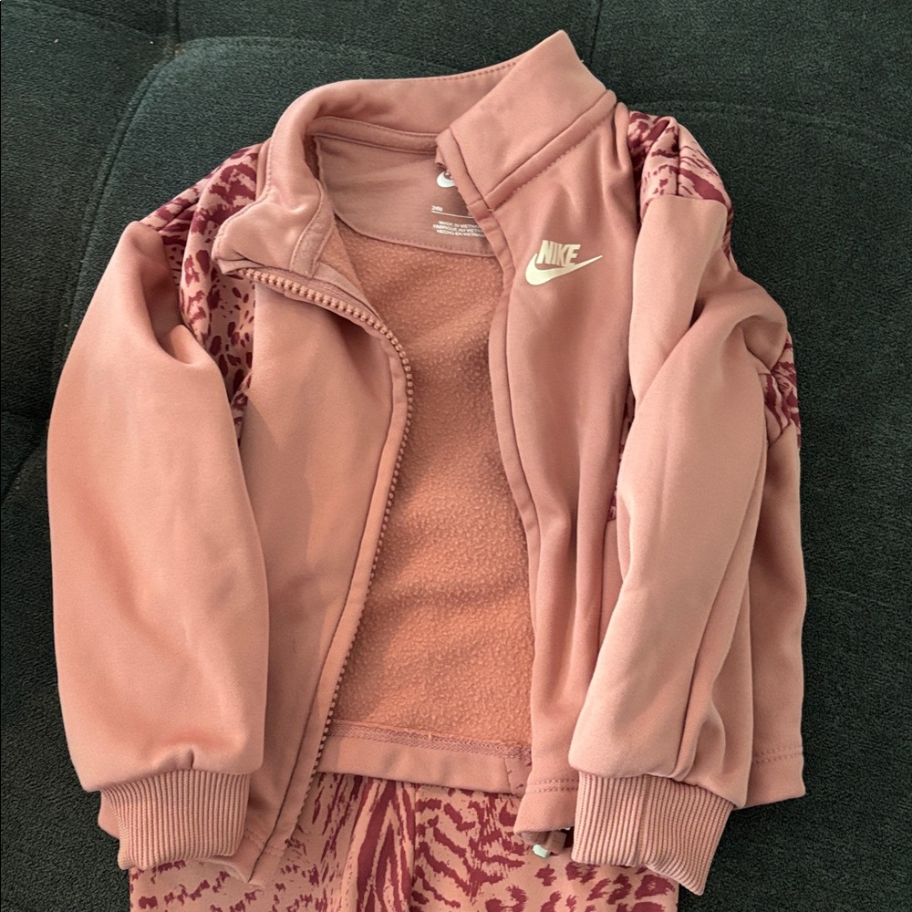 Nike Set - Picture 2 of 2